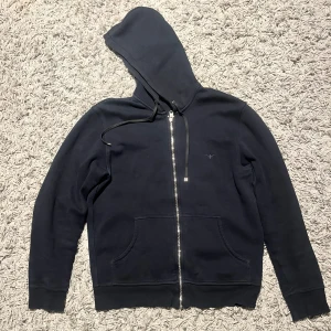 Dior homme hoodie  - Dior homme bee zip up hoodie. Den är designad av Hedi Slimane och tror antingen att den kommer från aw06 eller aw 07. Den är i bra skick och ser endast lite urtvättad ut. Pris går att diskuteras!