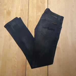 Mörka Nudie Jeans - Tjena! Säljer ett par svarta nudie jeans med mycket snygg tvätt. Jeansen är i modellen ”Tight Long John” i storlek 29/32. De är använda men i helt okej skick. Det är bara att höra av er vid närmsta fundering!🙌 