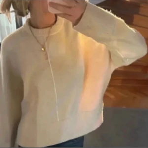 Stickad tröja från Zara - Säljer denna populära stickade tröjan från Zara i storlek XS eftersom att jag aldrig använder den. Köpte den från en annan tjej på Plick och har använt den 1 gång sen dess.💗