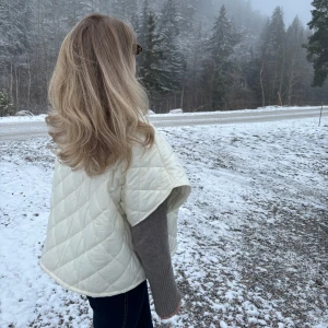 Cape - Väst/ cape som jag sytt själv❤️ har fått så mycket frågor om beställningar av dessa och jag håller på att kika vart jag kan få tag på mer tyg men i nuläget är detta den sista jag har kvar🥰