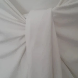 Vit tröha med knyt - Snygg vit tröja med knyt framtill som ger en elegant touch. Perfekt för att skapa en stilren look. Blusen har en klassisk design och är tillverkad i ett mjukt material.