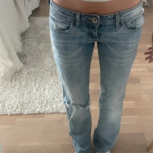 Ljusblå jeans från Bershka - Återsäljer dessa Snygga ljusblå jeans från Bershka då dom var för små för mig. De har en lågmidjad passform och är perfekta för en avslappnad/trendig stil. Jeansen har en lätt slitning vid knäna för en trendig look. Storlek 36 och har midjemått 39cm och innerbenslängd 80 cm