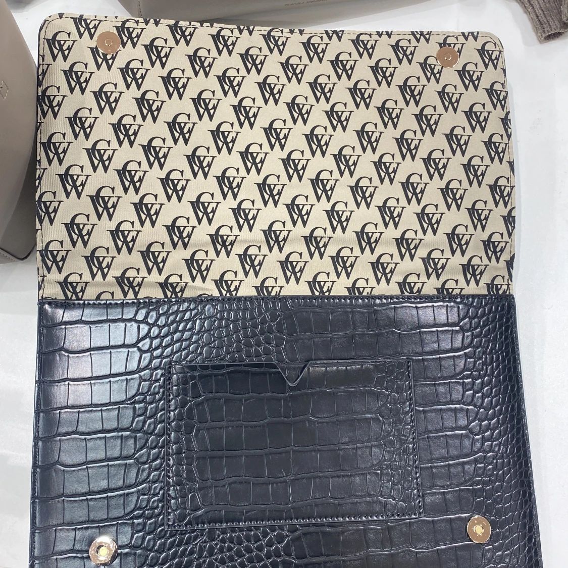 Svart kuvertväska med krokodilmönster - 1