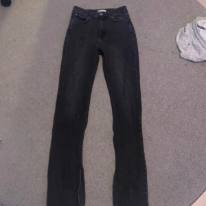 Svarta jeans - Snygga svarta jeans med slits, slitna vid fransningen nedtil