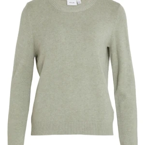 Grön tröja från Vila - Säljer en stilren grön tröja från Vila. Tröjan har en klassisk rund hals och långa ärmar. säljs då jag inte använder den, den är inte använd alls mycket så bra skick