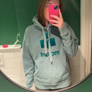 Grön hoodie från Isabel Marant - Säljer en snygg grön hoodie från Marant, säljer pga att den inte kommer till användning och att den  inte sitter så bra på mig. Jättebra skick inga defekter 