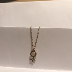 Guldhalsband med kvinnosymbol - Fint guldhalsband som tyvär inte används så mycket.💕