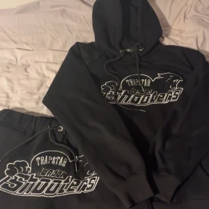 Svart hoodie från Trapstar - Helt ny skriv för fler bilder eller frågor