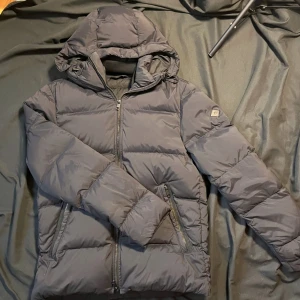 J.Lindberg jacka - Skick 10/10 Nyskick - Svart - Passar mig perfekt  som är 178 - Har en nice innerzip och även väldigt skönt material - Kom med frågor!  Kan gå ned i pris vid snabb affär