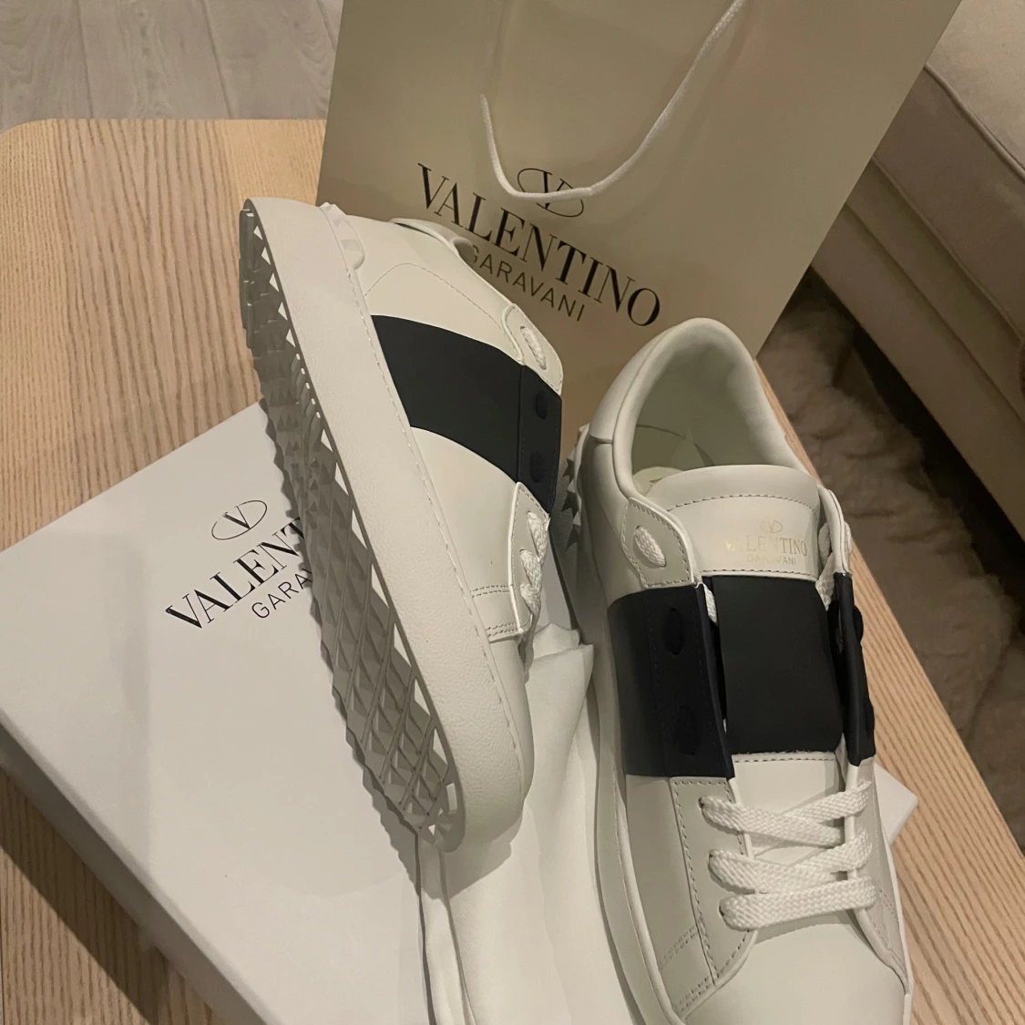 Valentino Garavani sneakers i vitt och svart
