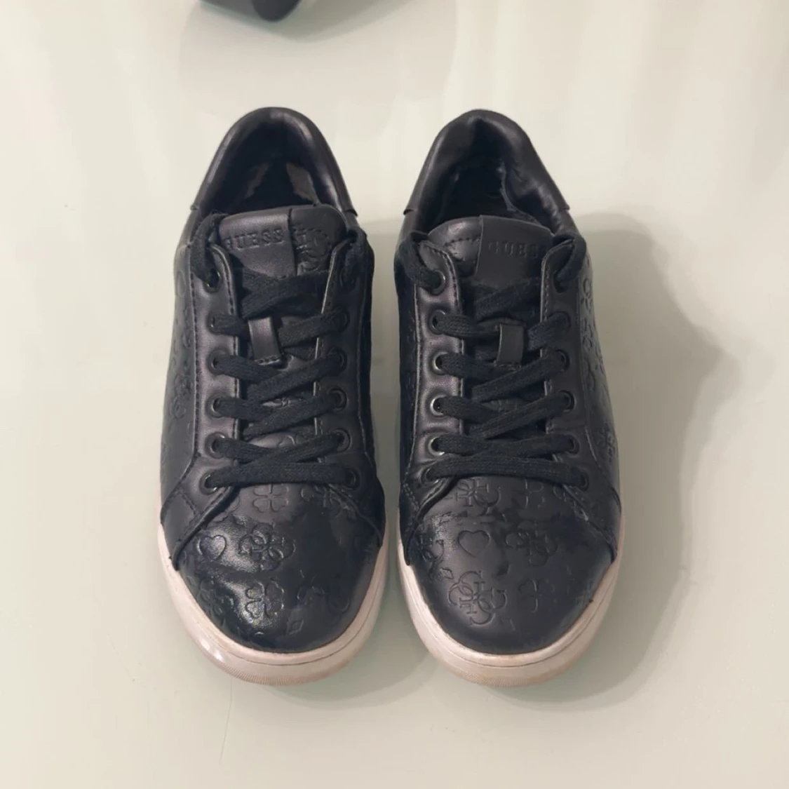 Svarta sneakers från Guess - 2
