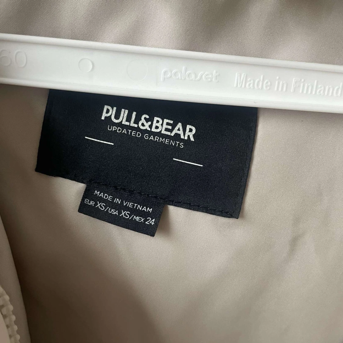 Beige pufferjacka från Pull&Bear - 3