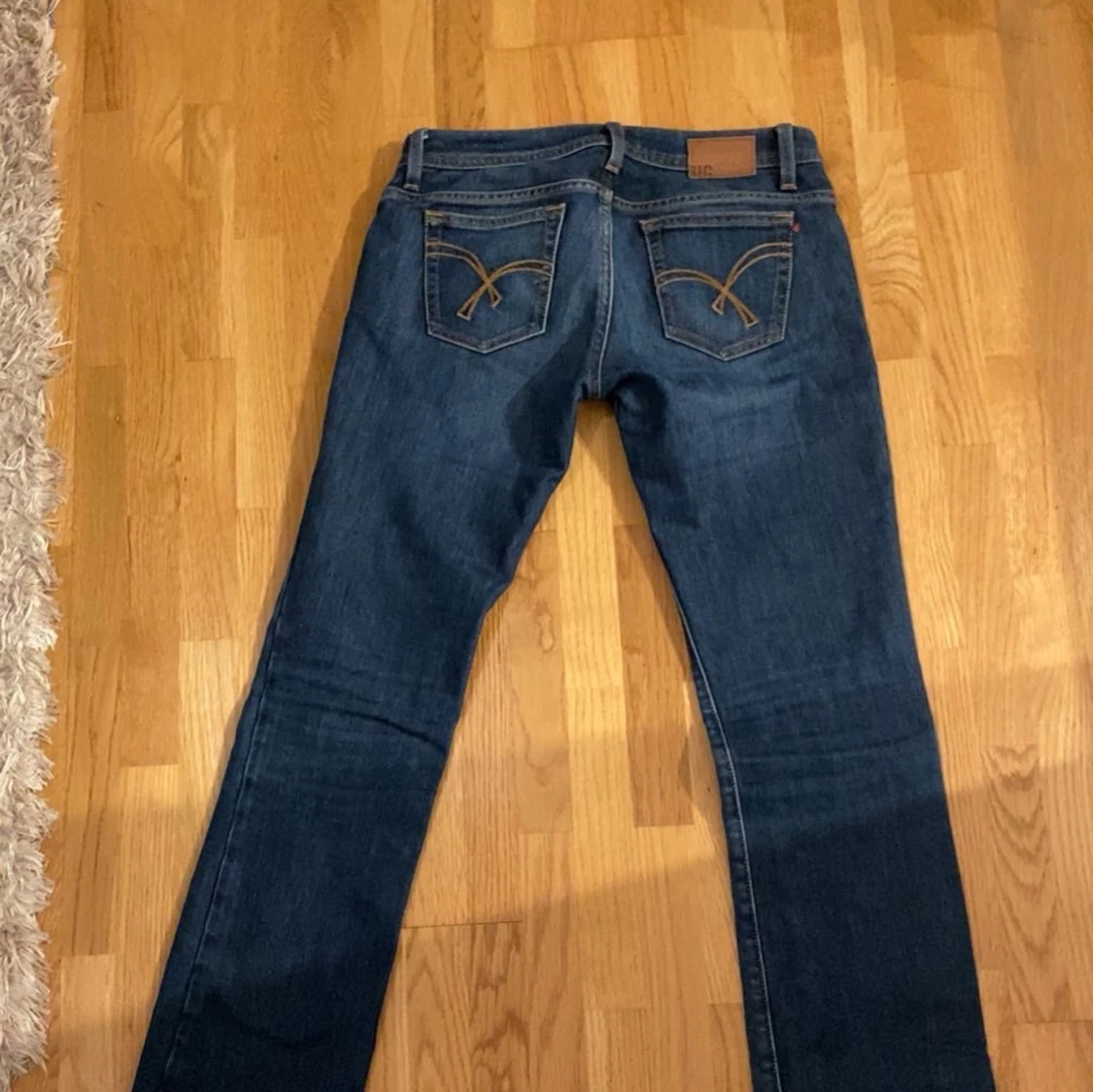 Mörkblå Lågmidjade Jeans Med Fina Fickor - 3