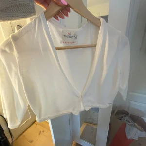 Vit bolerotopp från Holly & Whyte - Säljer en stilren vit bolerotopp från Holly & Whyte by Lindex. 💞💞