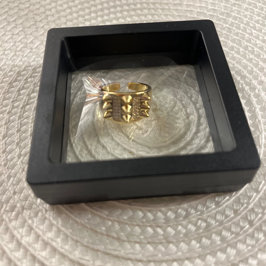 Guldfärgad ring med geometriskt mönster - 2