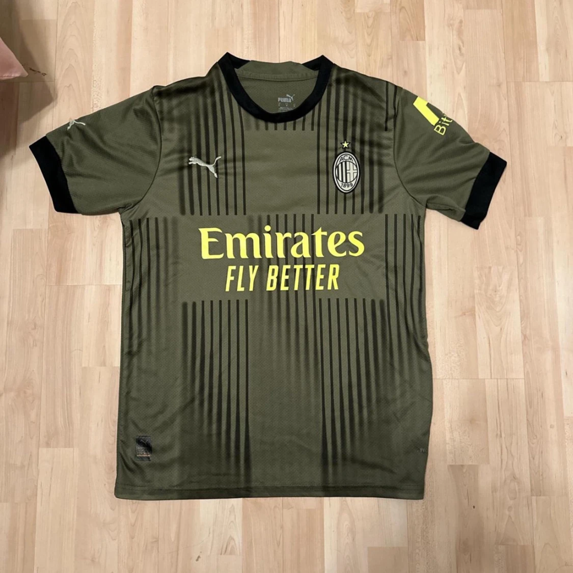 Grön AC Milan fotbollströja från Puma