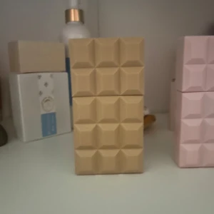 Sweetooth Caramel Dream - Andra parfymen i Sabrina Carpenters ”sweetooth” linje. Den luktar som den låter, karamell dröm!!! Jättegod men har för många parfymer :( Den är endast testad. Skickas i original förpackning. Säljs en i Sverige ännu!!! Pris går alltid att diskutera💗