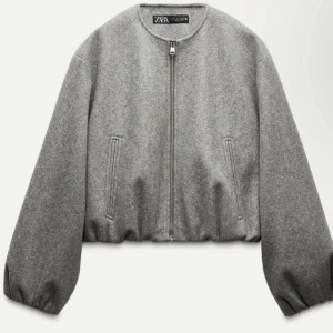 Grå bomberjacka från Zara - Snygg grå bomberjacka från Zara med dragkedja framtill. Jackan har en rund halsringning och långa ärmar. Perfekt för våren!💕🌸