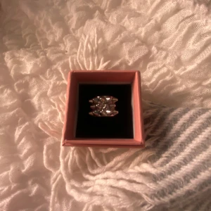 Edblad nitring silver - Säljer nu den populära silvriga nitringen från Edblad då jag inte använder silver längre. Har användts mycket men inga defekter eller skador! 💝 (storlek: 16,0/XS) boxen ingår ej 🫶🏼 originellt köpt för ca 500kr med frakt. 