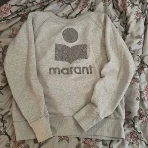 Grå sweatshirt från Isabel Marant - Måste tyvärr sälja min älskade isabel marant tröja då jag tycker att den sitter för tajt på mig 😭🩷 JÄTTEFIN och bra skick, inga tecken på användning. Strl 38 men upplever den som lite liten i storlek 🥰🥰 pris går att diskutera, skriv privat för bilder på ❤️