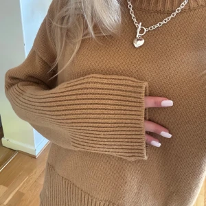 Gul/mörkgul stickad tröja  - Så fin och unik stickad tröja från H&M❣️ Köpt här på Plick och aldrig använd av mig och i väldigt bra skick☺️ Skriv vid frågor!