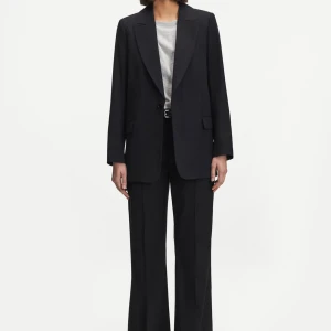 A Day's March Franklin Wool Blazer - Klassisk svart kavaj från A Day's March. Kavajen har en enkelknäppning, fickor fram och en stilren design. Perfekt för både vardag och fest. Nypris 3000 kr. Mer info:  https://www.adaysmarch.com/se/franklin-wool-blazer-black