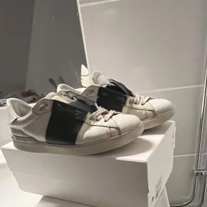 Valentino open - Säljer nu mina fräscha marinblåa valentino opens (box, äktehetskort osv är med). riktigt bra skick, 9/10. Nypris 7299 o mitt pris 1199