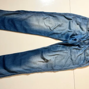Blå jeans från Replay - Säljer dessa blåa replay anbass jeans. De är i 9/10 skick. Storleken på dessa jeans är: w31 L32. Priset är inte fast och kan diskuteras vid snabb affär