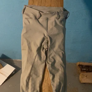 Maya delorez Beige ridbyxor  - Snygga beige ridbyxor från Maya delorez med knappar och praktiska fickor bak. Perfekta för ridning med en stilren design och bekväm passform. (Dyrare modellen) Strl S! Några små små hål i mobilfickan men inget som syns eller stör funktionen. Tvättas innan hämtning/skickas. 