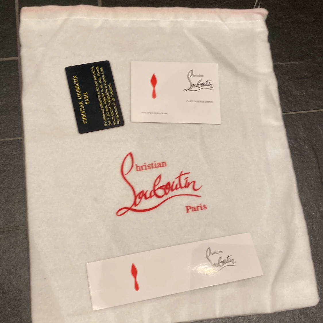 Grå sneakers med spikar från Christian Louboutin - 3