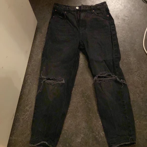 svarta jeans med hål - svarta ripped jeans från gina tricot i storlek 38, smått slitna på vissa ställen t.ex. fickorna