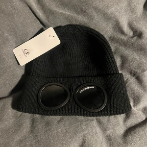 Svart C.P. Company lue - Snygg svart mössa från C.P. Company.  Dm for info 