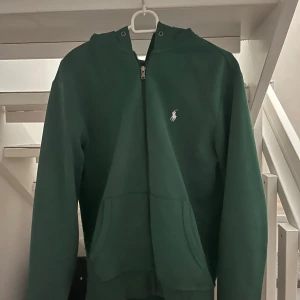 Grön hoodie från Ralph Lauren - Säljer min Ralph lauren hoodie för den inte passar min stil så bra. Storleken är s och den är lite pösig på mig som är 175.