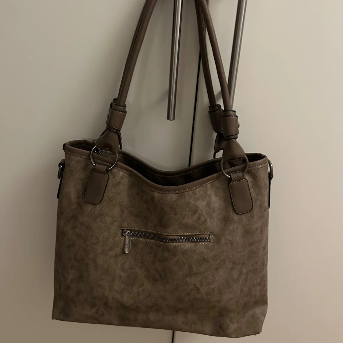 Beige axelväska från Guess - 1