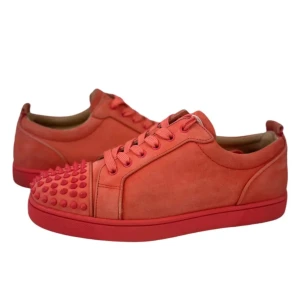 Christian Louboutin  - Snygga röda sneakers med nitar på tån och snörning. Skorna har en djärv design med en helröd färg och är tillverkade i mocka. Perfekta för att ge en edgy touch till din stil. Inget og med följer mvh scandicfashion 💯