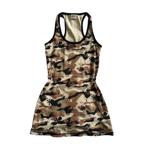 Camo-mönstrad topp - Supercool camo-mönstrad topp som även kan fungera som klänning! Perfekt för en Y2K-inspirerad look eller att styla med lager.