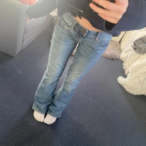 Blåa jeans - Snygga blåa jeans ifrån American Eagle❣️De står ingen exakt storlek i dem men skulle säga att dem passar någon som har storlek W26 eller W27 + stretchiga💕Inga defekter förutom att dem är lite slitna längst ned. Hör av er om ni har frågor❤️