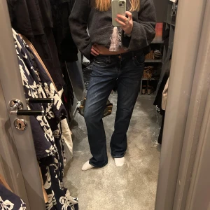 Blå jeans med bootcut - Säljer ett par klassiska blå jeans med bootcut. De har en knapp och dragkedja framtill samt fickor både fram och bak. Perfekta för en avslappnad stil. Passar 36-40!