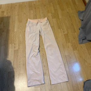 Beige Juicy byxor  - Juicy byxor i storlek XXS. Andvänt ungefär tre gånger och tvättats någon gång. I väldigt nytt skick🤍 Säljs för ingen användning!🤍