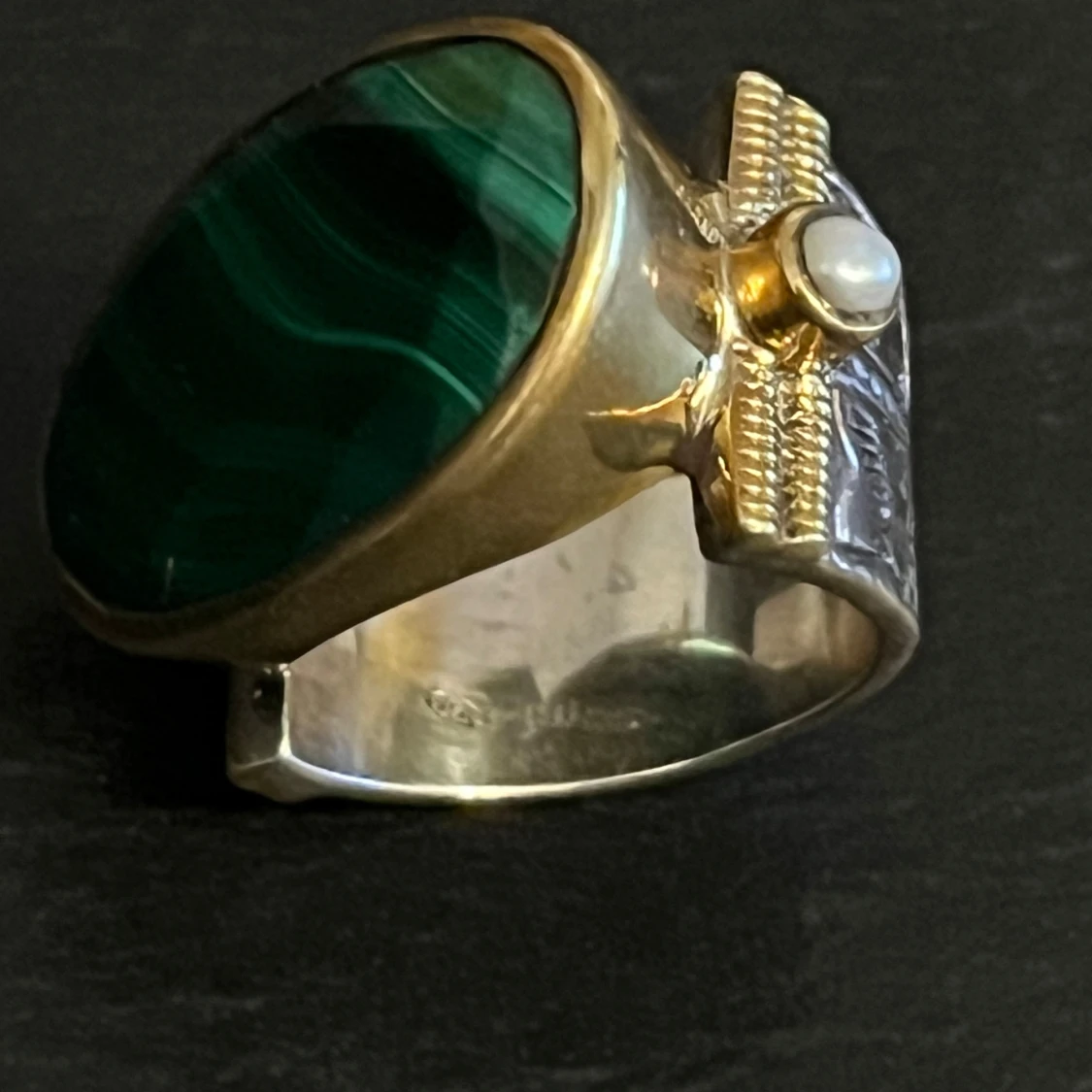 Ring med grön sten och pärldetaljer - 3