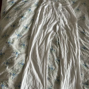 Vita Roxy linnebyxor!💞 - Skit snygga linne byxor som är perfekta nu till våren och sommaren. Säljer då dem var för korta för mig. Jag tror att de är ifrån Roxy då de har Roxy hjärtat på fickan som man kan se på bild tre, men är inte säker då de inte fanns någon lapp när jag fick hem dem. Kan såklart strykas innan post!💞💞