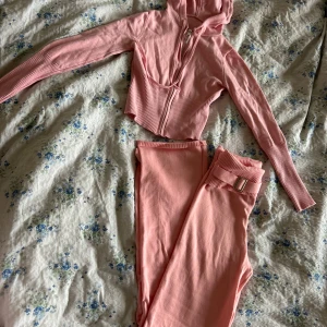 Skitsnyggt set från catiana club!💞💞 - Säljer ett snyggt trendigt set då det inte kommer till användning. Använt ungefär två gånger och har inga defekter. Skriv för fler bilder💞💞