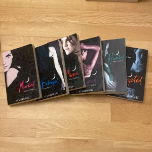 House of Night-serien av P.C. och Kristin Cast - Säljer en samling av sex böcker från House of Night-serien på engelska av P.C. och Kristin Cast. Böckerna inkluderar 'Marked', 'Betrayed', 'Chosen', 'Untamed', 'Hunted' och 'Tempted'. Perfekt för fans av fantasy och vampyrberättelser.