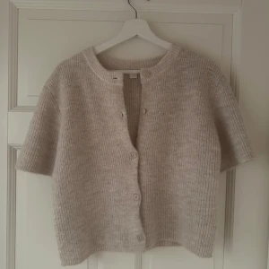 Stickad kofta - Säljer denna koftan från Gina tricot. Den är i storlek 170 men passar mig som brukar ha s/m. Aldrig använd.
