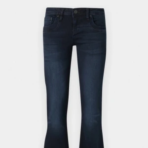 valerie ltb jeans  - Snygga mörkblå bootcut jeans från ltb som alltid är helt slutsålda, säljer för de kommer inte till användning . Storlek 26/32 Nypris 829kr 