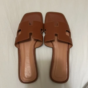 Bruna sandaler med fyrkantig tå - Snygga bruna sandaler med fyrkantig tå och stilren design. Perfekta för varma sommardagar och enkla att matcha med olika outfits. Köpt här på plick men dom var för stora 