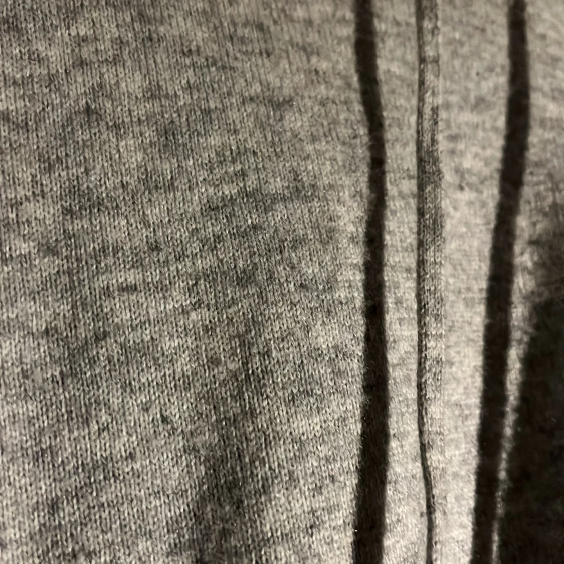 Grå cashmere hoodie från Calmire - 2