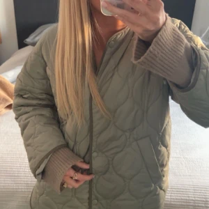 jättefin grön quiltad jacka - superfin jacka som tyvärr inte kommer till användning, den är i storlek XS men är väldigt oversize så passar mig bra som vanligtvis har s-m i överdelar💕 inga defekter, skriv för fler frågor 🤗