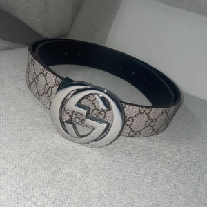 Helt nytt bälte. - Snyggt bälte. passar perfekt för att lyfta vilken outfit som helst.