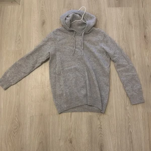 Grå hoodie - Säljer nu min merinoull tröja som inte passar mig längre. Finns även en defekt kom dm för bild.